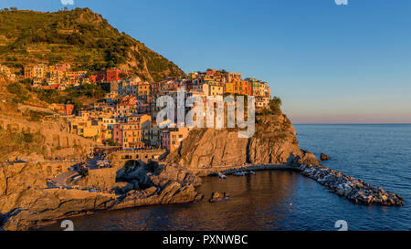 Bel tramonto sul villaggio di Manarola, Cinque Terre Liguria, Italia Foto Stock