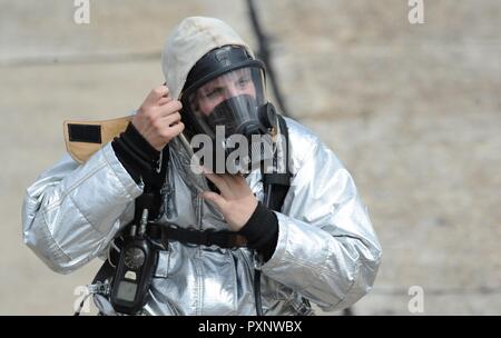 Senior Airman Giacobbe Linton, 81st Divisione Infrastruttura pompiere, si prepara a combattere un incendio durante il live fire esercizio sul flightline Giugno 7, 2017, su Keesler Air Force Base, Miss. Il Keesler Vigili del Fuoco, la CRTC Gulfport dei Vigili del fuoco e la Stennis Space Center dei Vigili del fuoco sono tutti necessari per mettere in pratica gli aeromobili di salvataggio e di lotta antincendio procedure di soddisfare un semi-annuale i requisiti di formazione. Foto Stock