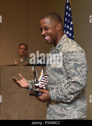 Il cap. Edwin Pratt, 81st ala formazione executive officer, offre commenti dopo essere stata presentata con il Byron "BT" Parcenue Airfield Operations Professional del premio di anno durante una premiazione a Cody Hall Giugno 8, 2017, su Keesler Air Force Base, Miss. Ritirato Chief Master Sgt. Byron "BT" Parcenue presentato il 2016 Aria di istruzione e di formazione Aviosuperficie Comando operazioni premio annuale a lui intitolato a Pratt. Foto Stock