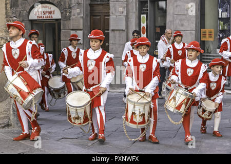 L'Italia, Toscana, Siena, Innenstadt, Umzug in traditioneller Kleidung, Corsa del Palio (no modelrelease) Foto Stock