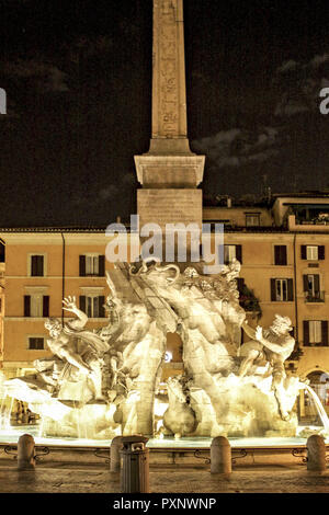 L'Italia, Rom, Piazza Navona Vierstroemebrunnen bei Nacht, Fontana dei Quattro Fiumi Foto Stock