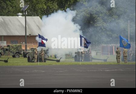 L'artiglieria è cotta per onore a U.S. Marine Corps Il Mag. Gen. Loretta Reynolds, comandante generale dei Marine Corps Operazioni di rete e il comando di sicurezza, durante un cambio del comando cerimonia di premiazione che si terrà al Marine Corps base Quantico, Virginia, Giugno 3, 2017. La cerimonia si è svolta al comando di transizione da Col. Julie L. Nethercot, in uscita ufficiale in comando per OCS al Col. Ahmed T. Williamson, incoming comandante. Foto Stock