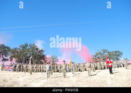 I soldati della 1-18 th CAV e nel Regno Unito la Onorevole Compagnia di Artiglieria posano per una foto dal 14 giugno al Camp Roberts soldato ciotola dopo il completamento di una formazione di due settimane di esercizio. Foto Stock