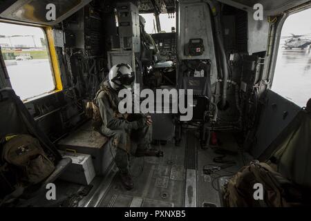 Gli ICM FUTENMA, Okinawa, in Giappone- Staff Sgt. Jahbari H. codici si trova all'interno di un CH-53E Super Stallion elicottero Giugno 16 su Marine Corps Air Station Futenma, Okinawa, in Giappone. Dal 1981, Marines hanno usato questi elicotteri per fornire truppe, i veicoli e le forniture provenienti da navi a riva. Codici è un'attività aeronautica chief con Marine elicottero pesante Squadron 462, terzo aeromobile Marina Wing, attualmente assegnato al primo velivolo Marina Wing sotto l'unità programma di installazione. Foto Stock