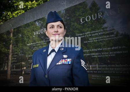 Il personale Sgt. Lacey Miller, Air National Guard's 2016 Eccezionale Airman dell'anno, in posa per una foto alla Air Force Memorial a Washington D.C. Il 31 maggio 2017. Miller è assegnato al giunto 290CommunicationsSupport Squadron, Florida ANG, e fu scelto per l'onore tra tutte le junior arruolato aviatori nella Air National Guard. Foto Stock