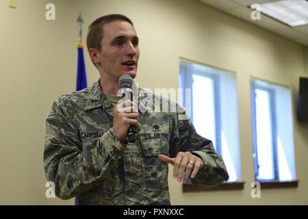 1Lt. Brett Campbell, buddista cappellano presso la spazio 460th ala, Buckley Air Force Base in Colorado, offre commento durante un incontro comunitario presso la cappella. Campbell è un individuo Augmentee mobilitazione e il primo cappellano buddista NEGLI STATI UNITI Air Force. Foto Stock