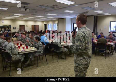 1Lt. Brett Campbell, buddista cappellano presso la spazio 460th ala, Buckley Air Force Base in Colorado, offre commento durante un incontro comunitario presso la cappella. Campbell è un individuo Augmentee mobilitazione e il primo cappellano buddista NEGLI STATI UNITI Air Force. Foto Stock