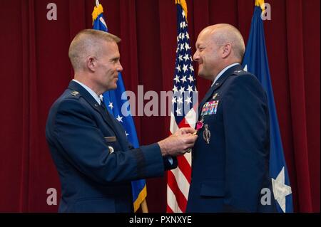 Maxwell AFB, Ala. - Tenente Generale Steven L. Kwast, comandante e Presidente, aria University, presenta la legione di merito al generale di brigata Christopher Coffelt, Centro Spaatz Commander e Air War College comandante, Giugno 5, 2017. Foto Stock