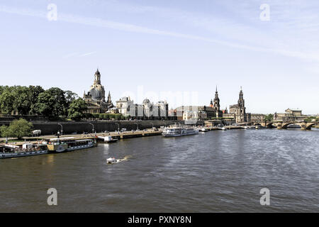 Deutschland, Sachsen, Dresden Altstadt mit Elba, Elbufer Foto Stock