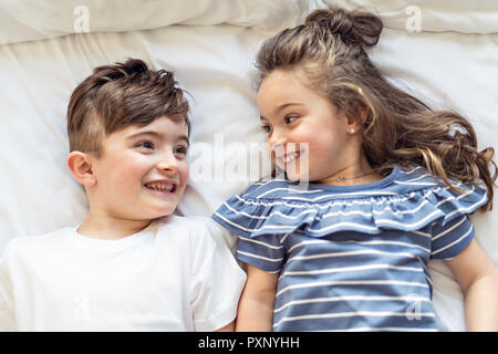 Fratello e Sorella e divertirsi insieme sul letto Foto Stock