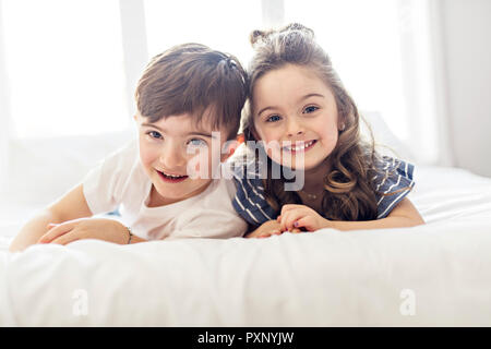 Fratello e Sorella e divertirsi insieme sul letto Foto Stock