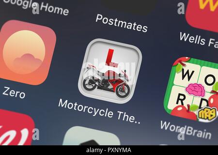 London, Regno Unito - 23 Ottobre 2018: Close-up shot del motociclo prova teorica UK mobile app da mobili di iterazione S.L. Foto Stock