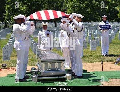 Navy compagno del farmacista di terza classe Howard P. Brisbane, 21, di New Orleans, Louisiana, fu sepolto il 9 giugno 2017, il Cimitero Nazionale di Arlington, vicino a Washington, D.C. Nel novembre 1943, Brisbane è stato assegnato alla società di sede, 2° Battaglione, 8 Marines, seconda divisione Marine, atterrato contro rigida resistenza giapponese sulla piccola isola di Betio in Tarawa atollo delle Isole Gilbert, nel tentativo di fissare l'isola. Nel corso di diversi giorni di intensi combattimenti a Tarawa, circa 1.000 marines e marinai sono stati uccisi e più di duemila sono stati feriti, ma i giapponesi sono stati praticamente Foto Stock