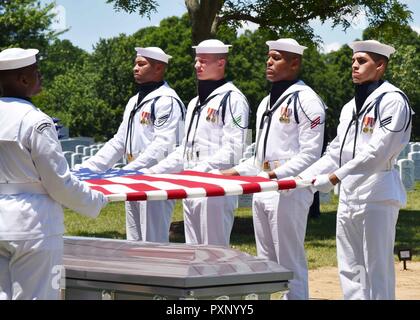 Navy compagno del farmacista di terza classe Howard P. Brisbane, 21, di New Orleans, Louisiana, fu sepolto il 9 giugno 2017, il Cimitero Nazionale di Arlington, vicino a Washington, D.C. Nel novembre 1943, Brisbane è stato assegnato alla società di sede, 2° Battaglione, 8 Marines, seconda divisione Marine, atterrato contro rigida resistenza giapponese sulla piccola isola di Betio in Tarawa atollo delle Isole Gilbert, nel tentativo di fissare l'isola. Nel corso di diversi giorni di intensi combattimenti a Tarawa, circa 1.000 marines e marinai sono stati uccisi e più di duemila sono stati feriti, ma i giapponesi sono stati praticamente Foto Stock