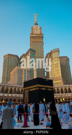 MECCA - circa 2013 vista di musulmani pellegrini circumambulate la Kaaba dal piano terra della moschea Haram a La Mecca, Arabia Saudita. I musulmani di tutto il w Foto Stock