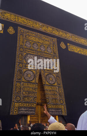 MAKKAH - circa 2013 : una vista ravvicinata della kaaba e porta il kiswah (telo che copre la Kaaba) a Masjidil Haram in Makkah, Arabia Saudita. La porta Foto Stock