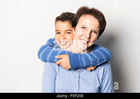 Black Boy con la nonna in studio lo sfondo bianco Foto Stock