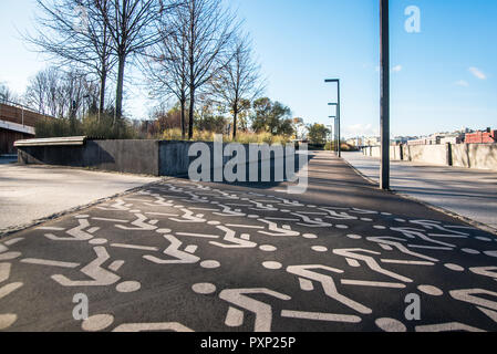 Attraversamento pedonale segno su asfalto in città parco pubblico. L'uomo a piedi. Il permesso per raggiungere a piedi i pedoni. Foto Stock