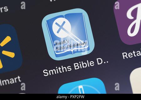 London, Regno Unito - 23 Ottobre 2018: Close-up shot della Smith è la Bibbia dizionario con cliccabile KJV versetti icona applicazione da Oleg Shukalov Foto Stock