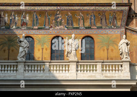 12 secolo mosaici raffiguranti la Maddona e bambino sulla facciata della Basilica di Santa Maria in Trastevere una delle chiese più antiche di Roma. Tr Foto Stock