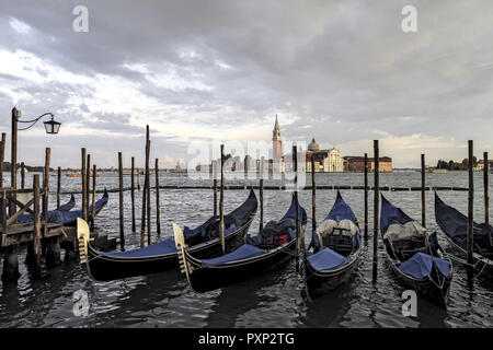 Gondeln am Canale Grande in Venedig, ITALIEN Foto Stock