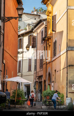 Tradizionale, case colorate nel quartiere romano di Trastevere, Italia centrale. Foto Stock