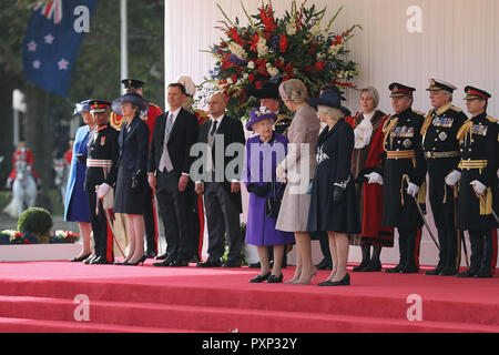 (Anteriore da sinistra a destra) Queen Elizabeth II, Regina Maxima dei Paesi Bassi e la duchessa di Cornovaglia durante la sua cerimonia di benvenuto presso la sfilata delle Guardie a Cavallo a Londra. Foto Stock