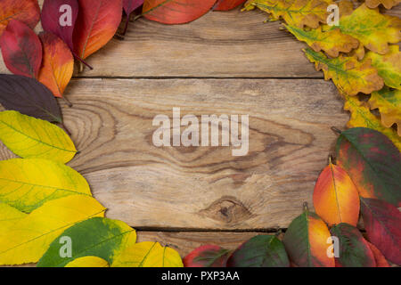 Ringraziamento rosso, giallo, arancio foglia caduta corona sul telaio di legno sfondo rustico, spazio di copia Foto Stock