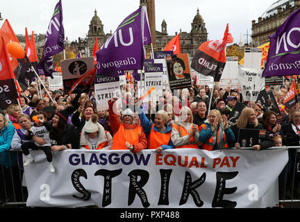 Riscontri al di fuori del consiglio di Glasgow's city chambers per un rally di massa durante una 48 ore di sciopero da 8.000 GMB e di Unison membri su una pari retribuzione rivendicazione. Foto Stock