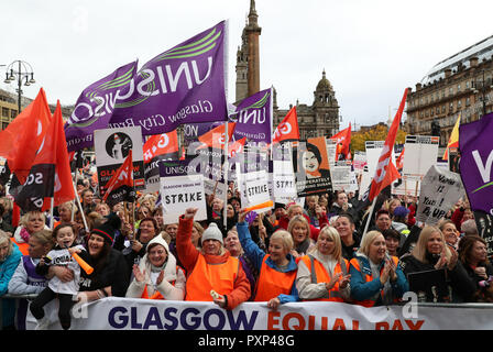 Riscontri al di fuori del consiglio di Glasgow's city chambers per un rally di massa durante una 48 ore di sciopero da 8.000 GMB e di Unison membri su una pari retribuzione rivendicazione. Foto Stock