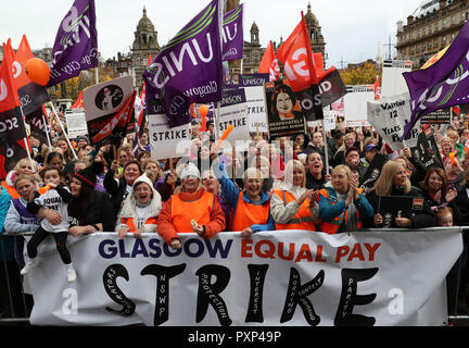 Riscontri al di fuori del consiglio di Glasgow's city chambers per un rally di massa durante una 48 ore di sciopero da 8.000 GMB e di Unison membri su una pari retribuzione rivendicazione. Foto Stock