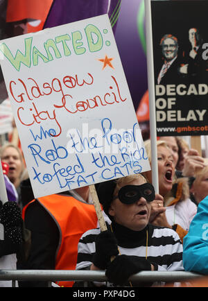 Riscontri al di fuori del consiglio di Glasgow's city chambers in George Square per un rally di massa durante una 48 ore di sciopero da 8.000 GMB e di Unison membri su una pari retribuzione rivendicazione. Foto Stock