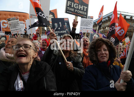 Riscontri al di fuori del consiglio di Glasgow's city chambers in George Square per un rally di massa durante una 48 ore di sciopero da 8.000 GMB e di Unison membri su una pari retribuzione rivendicazione. Foto Stock