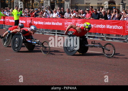 Maratona di Londra 2018 gara su sedia a rotelle, ultima tappa della concorrenza di fronte a Buckingham palace. Foto Stock