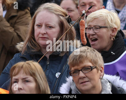 Un percussori pende una carota al di fuori del consiglio di Glasgow's city chambers in George Square per un rally di massa durante una 48 ore di sciopero da 8.000 GMB e di Unison membri su una pari retribuzione rivendicazione. Foto Stock