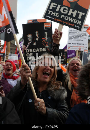 Riscontri al di fuori del consiglio di Glasgow's city chambers in George Square per un rally di massa durante una 48 ore di sciopero da 8.000 GMB e di Unison membri su una pari retribuzione rivendicazione. Foto Stock