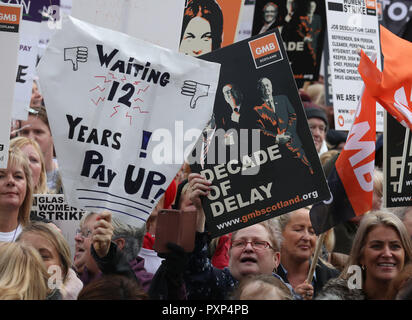 Riscontri al di fuori del consiglio di Glasgow's city chambers in George Square per un rally di massa durante una 48 ore di sciopero da 8.000 GMB e di Unison membri su una pari retribuzione rivendicazione. Foto Stock