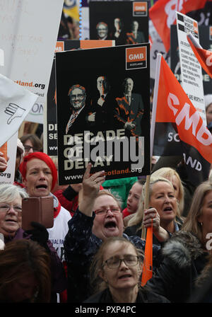 Riscontri al di fuori del consiglio di Glasgow's city chambers in George Square per un rally di massa durante una 48 ore di sciopero da 8.000 GMB e di Unison membri su una pari retribuzione rivendicazione. Foto Stock