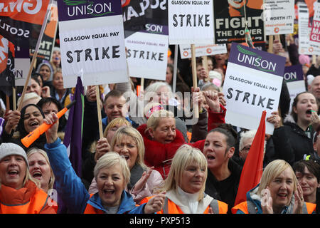 Riscontri al di fuori del consiglio di Glasgow's city chambers in George Square per un rally di massa durante una 48 ore di sciopero da 8.000 GMB e di Unison membri su una pari retribuzione rivendicazione. Foto Stock