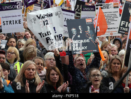 Riscontri al di fuori del consiglio di Glasgow's city chambers in George Square per un rally di massa durante una 48 ore di sciopero da 8.000 GMB e di Unison membri su una pari retribuzione rivendicazione. Foto Stock