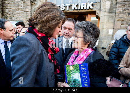 DUP leader Arlene Foster parla con Gina Murray (a destra) e suo figlio Gary Murray (centro) dopo un servizio a West Kirk Chiesa Presbiteriana a Belfast per un servizio per il XXV anniversario dell'IRA bombardamento di un negozio di pesce sulla Shankill Road. Foto Stock