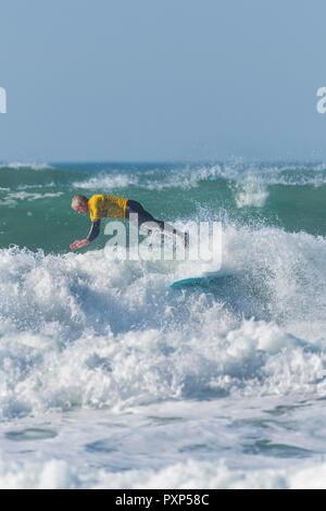 Regno Unito surf - un surfista spazzando via in un longboard surf la concorrenza e a Fistral a Newquay in Cornovaglia. Foto Stock