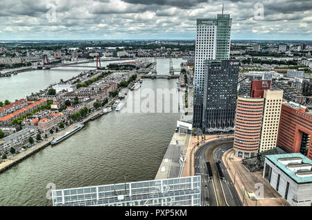 Rotterdam, Paesi Bassi, 20 Giugno 2015: vista aerea del Noordereiland e Kop van Zuid quartieri, interected da Nieuwe Maas fiume e Kongs Foto Stock