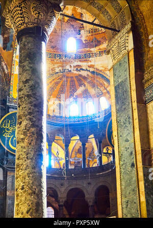 Vista della galleria del nord dell'Hagia Sophia moschea con l'Esedra gallery in background. Istanbul, Turchia. Foto Stock