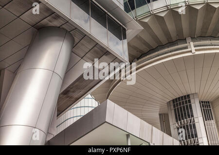 Architettura di Singapore astratta. Gli edifici sono la Torre OUE OUE e Bayside edificio, su Colliers Quay. Foto Stock