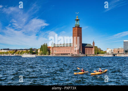 16 Settembre 2018: Stoccolma, Svezia - Il Municipio, ubicazione del banchetto Nobel, e due kayak nell'acqua. Foto Stock