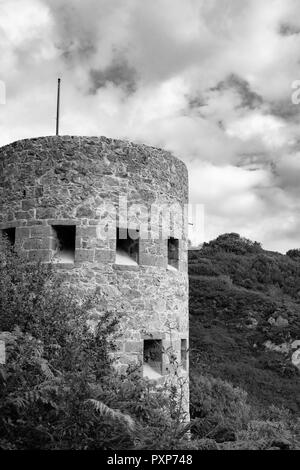 In bianco e nero di vecchi Guernsey scappatoia torri Foto Stock