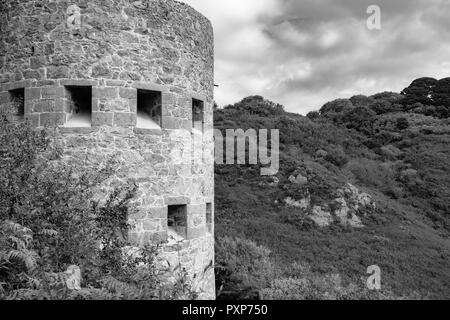 In bianco e nero di vecchi Guernsey scappatoia torri Foto Stock