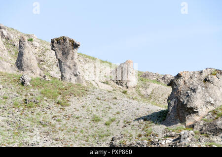 Fenomeno naturale di funghi in pietra situato vicino alla strada tra in Bulgaria Foto Stock