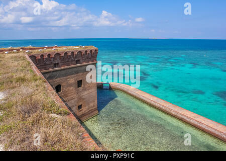 Vista aerea di Fort Jefferson sui Caraibi turchese del mare del Golfo del Messico. Parco Nazionale di Dry Tortugas è a 70 miglia da Key West in Florida e può essere raggiunta in traghetto o idrovolante. Foto Stock